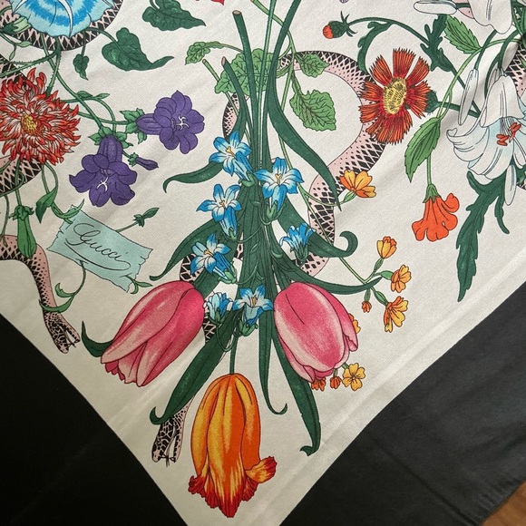 Authentic Gucci 100% Silk Scarf Floral Botanical Snake Print Black Border Italy - Picture 4 of 12